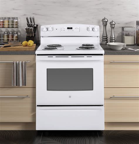 What the users say. The GE JB655SKSS gets a solid 4.6 out of 5 from 8,902 reviews on the Home Depot website. What’s more, 92% of users recommend the product. Positives include the number of features you get for the price – a power boil option, a 12-inch cooking element to accommodate larger pots and a storage drawer.
